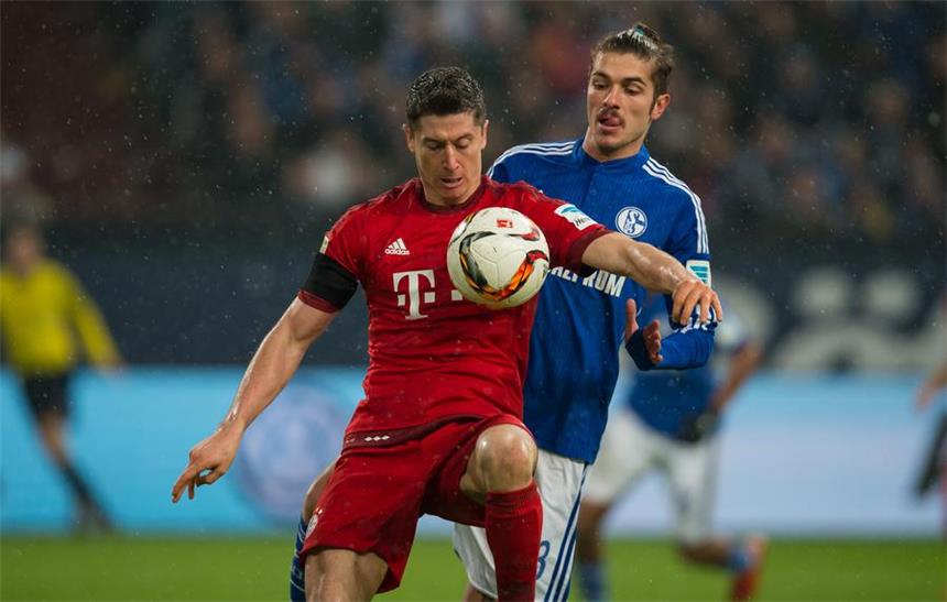 Matips Vertragsverlängerung zieht sich hin Bilder der Partie Schalke gegen München.