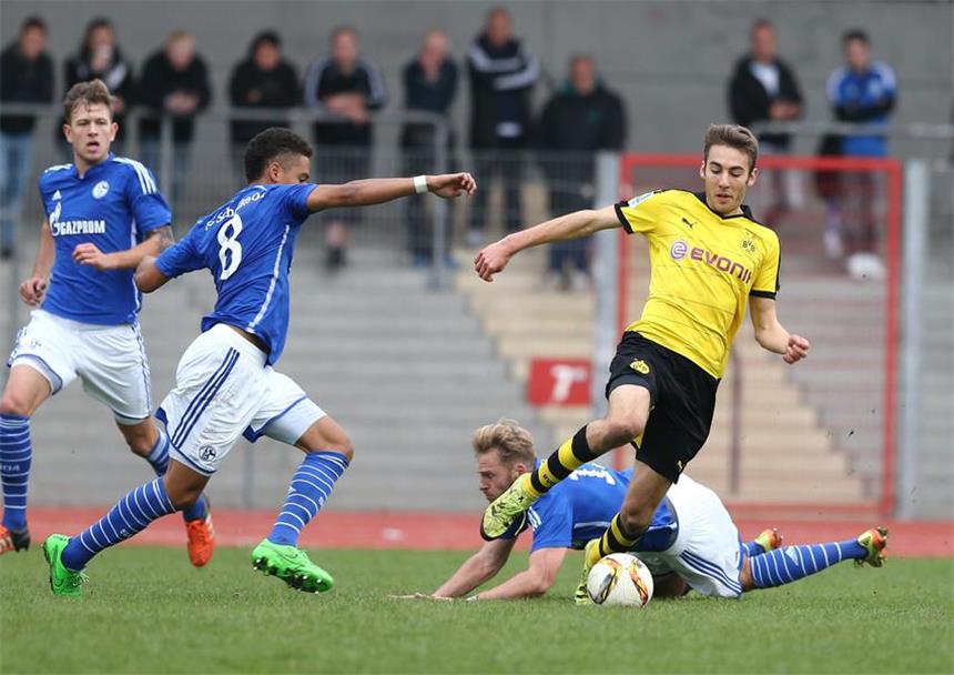 "Kleines" Derby: BVB II will Sieg gegen S04 Bilder der Partie Schalke II gegen BVB II.