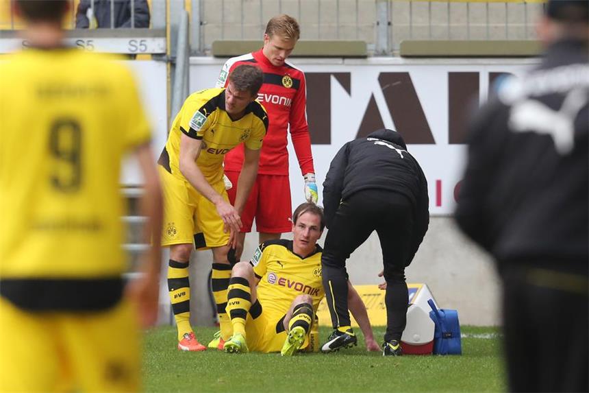 Solga verletzt sich beim Sieg in Aachen schwer Bilder der Regionalliga-Partie zwischen Alemannia Aachen und Borussia Dortmund II.