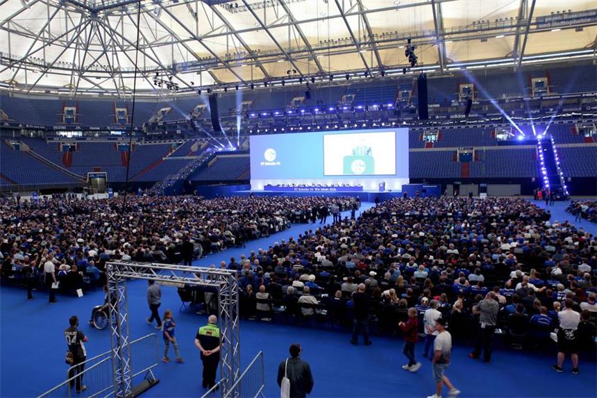 Mitglieder kämpfen erfolgreich um Einflussnahme Bilder der Schalker Mitgliederversammlung.