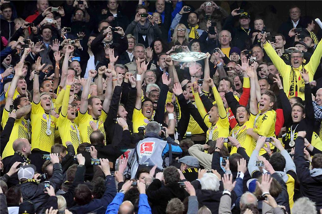 Die Unruhe ist zurück beim BVB - Dortmund gibt im Herbst ein bedenkliches Bild ab Die Mannschaft von Borussia Dortmund feiert die Meisterschaft.