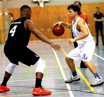 Bilder des Derbys in der 2. Basketball-Regionalliga zwischen dem SVD 49 und dem TVE Barop.