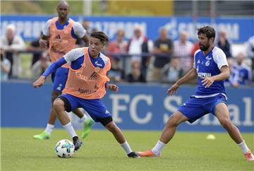 Bilder des Schalke-Trainings am 11. Juli, bei dem auch Neuzugang Amine Harit zum ersten Mal mitmischte.