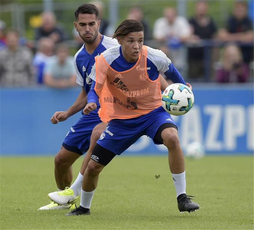 "Wollen in der neuen Saison eine gute Rolle spielen" Bilder des Schalke-Trainings am 11. Juli, bei dem auch Neuzugang Amine Harit zum ersten Mal mitmischte.