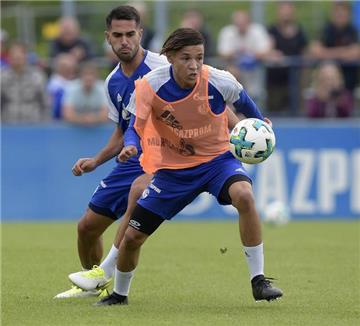 Bilder des Schalke-Trainings am 11. Juli, bei dem auch Neuzugang Amine Harit zum ersten Mal mitmischte.
