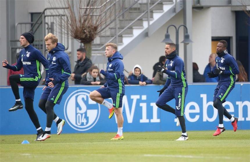 Vor Leverkusen: Bentaleb und Nastasic fehlen Bilder des Schalke-Trainings am 9. Dezember.