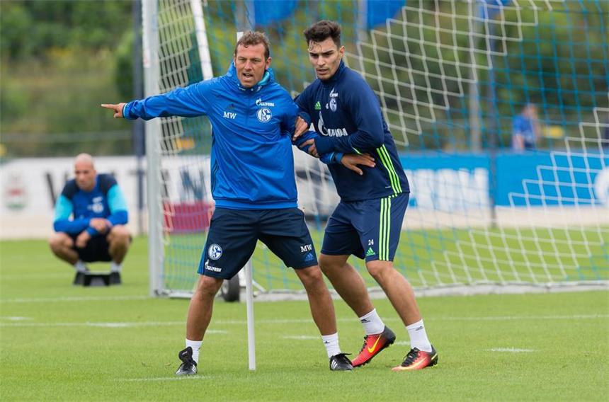 Ayhan und Sam kämpfen um mehr Einsatzzeiten Bilder des Schalker Trainingsauftakts.