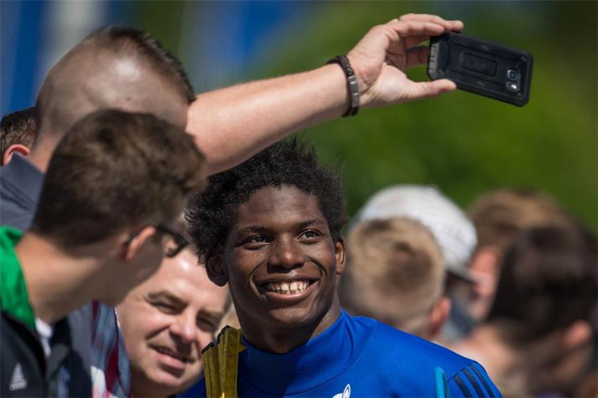 S04-Stürmer Embolo träumt vom Startelf-Comeback Bilder des Schalker Trainingsauftakts.