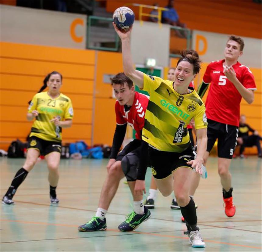 BVB-Trainerin Barna: "Haben uns gut verkauft" Bilder des Testspiels der BVB-Handballerinnen gegen die männliche A-Jugend des ASV Hamm-Westfalen.