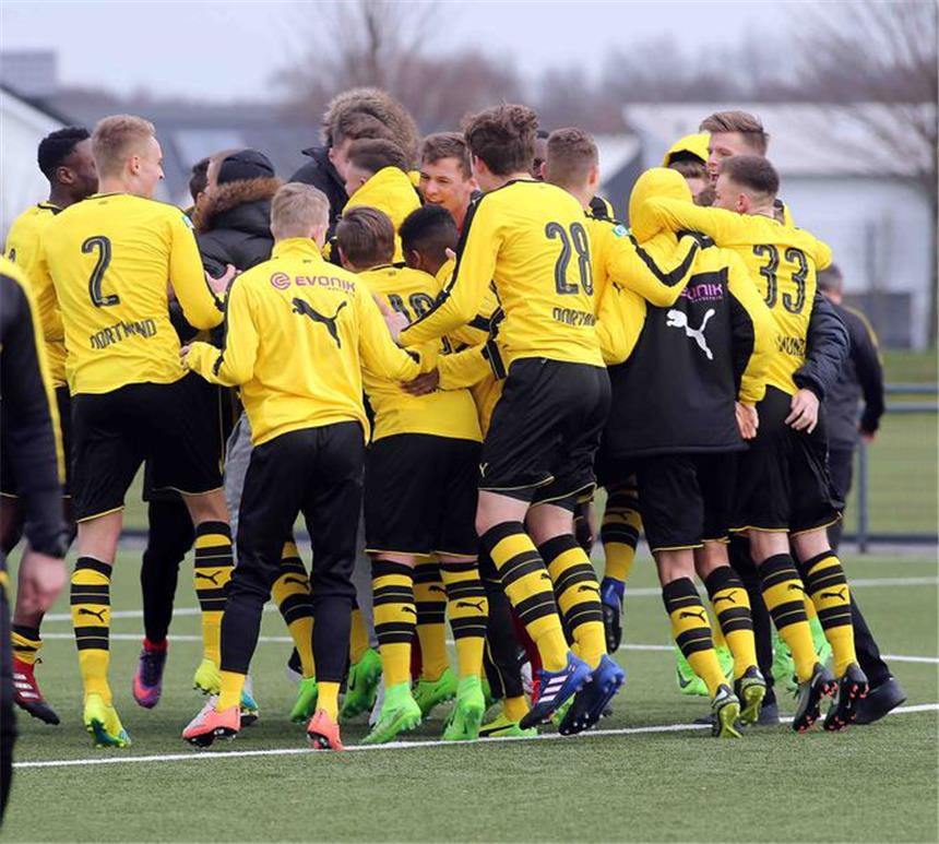 BVB nach 2:0-Derbysieg wieder oben dran Bilder des U19-Derbys zwischen Borussia Dortmund und dem FC Schalke 04.