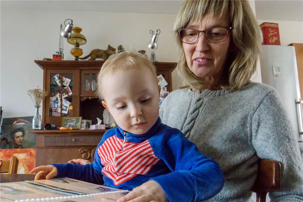 Hilfe für junge Familien: Wie Gustav zu seiner Leihoma kam Bilder gucken, vorlesen, spazieren gehen: Gustav hat seine Leihoma voll und ganz angenommen, sagen die Eltern.
