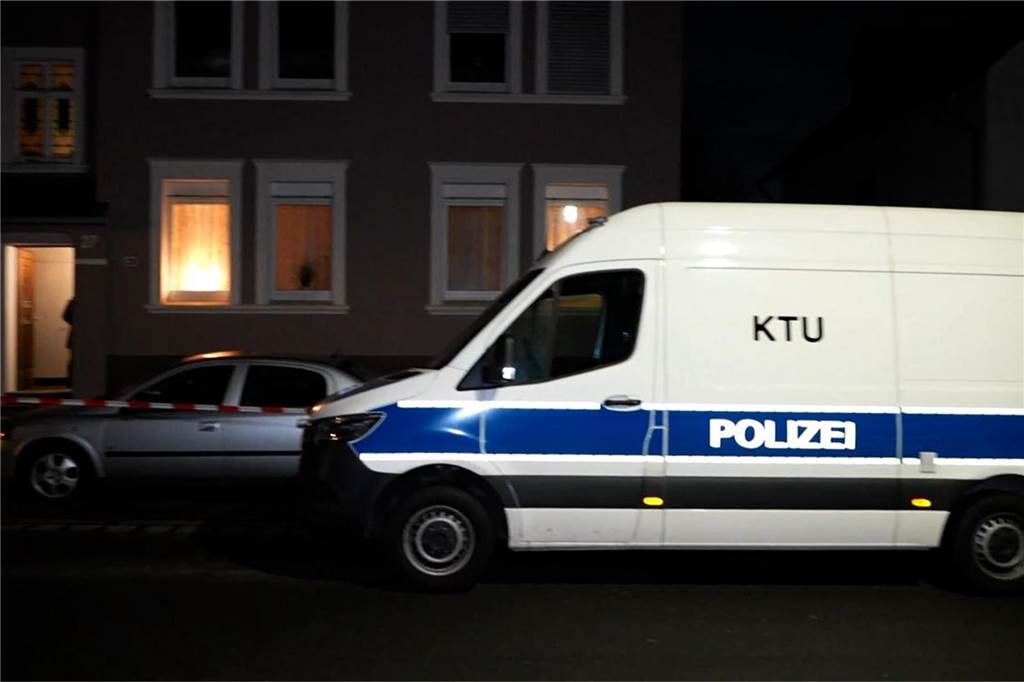 Bilder vom Einsatz der Polizei nach dem mutmaßlichen Tötungsdelikt am 12. Januar an der Straße Hillen im gleichnamigen Stadtteil.