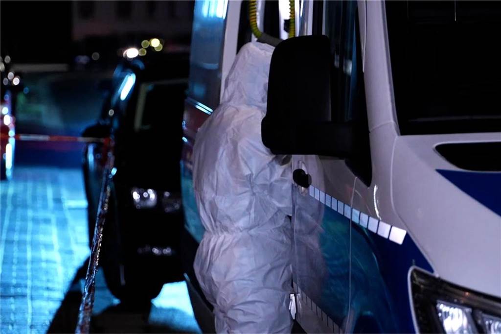 Bilder vom Einsatz der Polizei nach dem mutmaßlichen Tötungsdelikt am 12. Januar an der Straße Hillen im gleichnamigen Stadtteil.