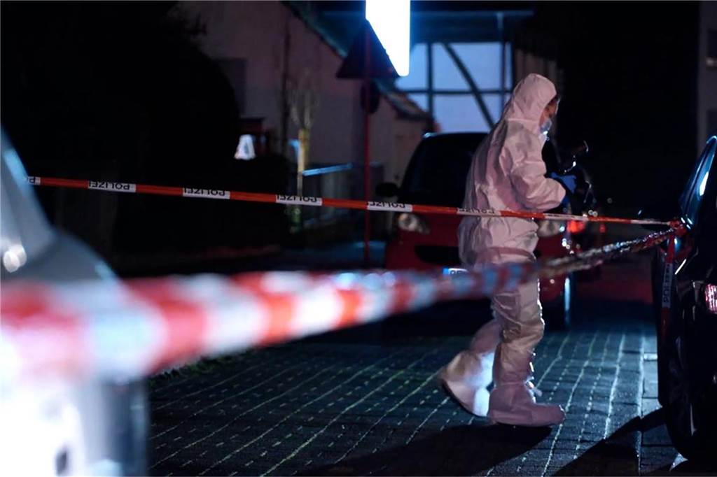 Bilder vom Einsatz der Polizei nach dem mutmaßlichen Tötungsdelikt am 12. Januar an der Straße Hillen im gleichnamigen Stadtteil.