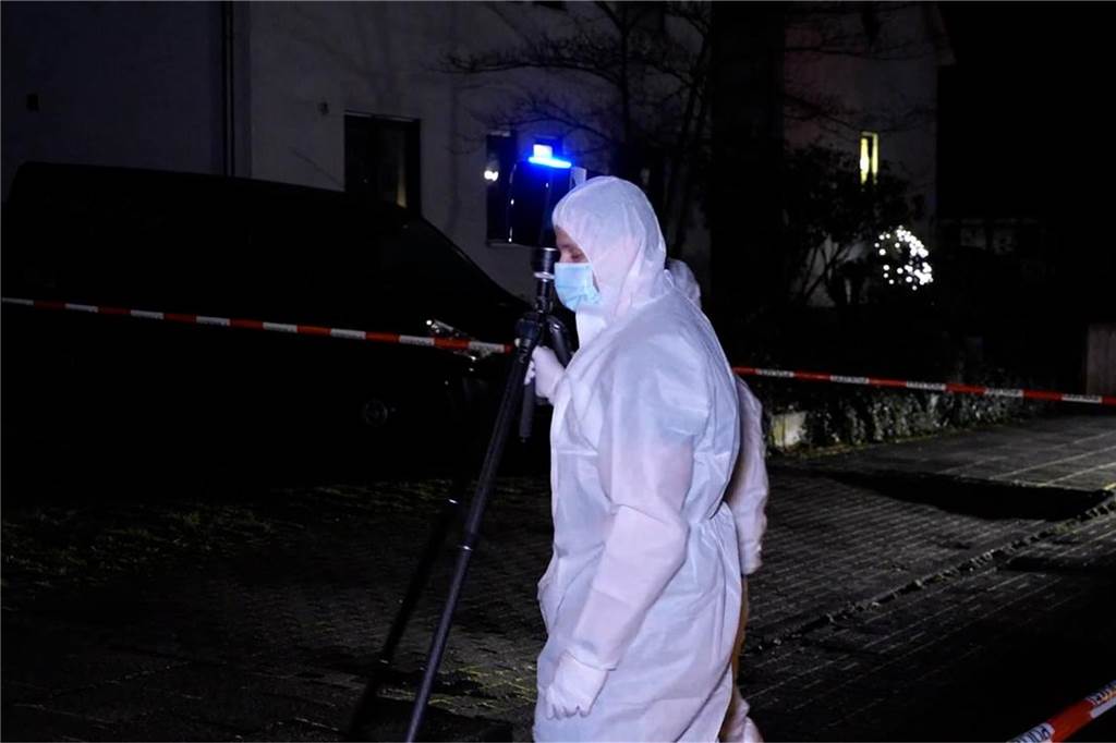 Bilder vom Einsatz der Polizei nach dem mutmaßlichen Tötungsdelikt am 12. Januar an der Straße Hillen im gleichnamigen Stadtteil.