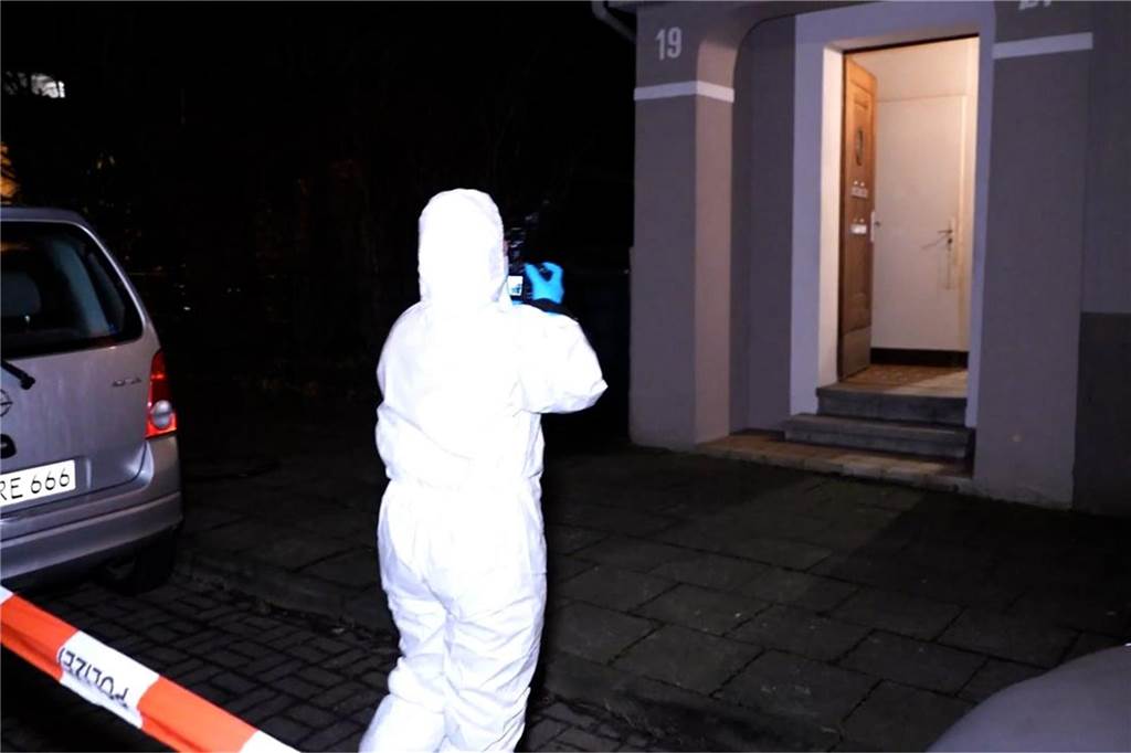 Bilder vom Einsatz der Polizei nach dem mutmaßlichen Tötungsdelikt am 12. Januar an der Straße Hillen im gleichnamigen Stadtteil.