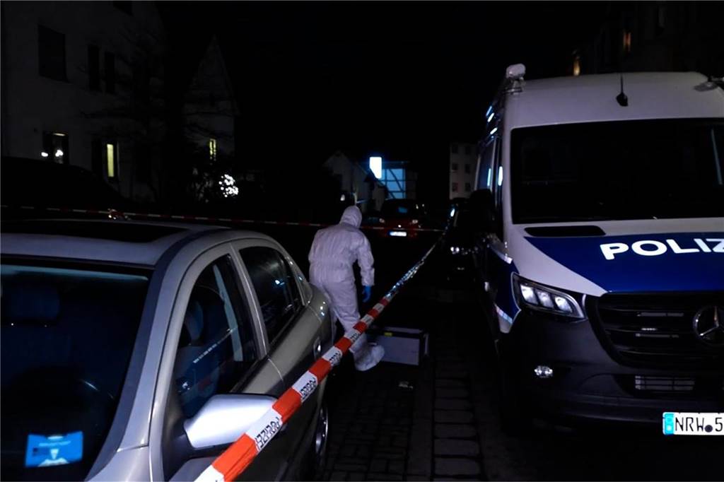 Bilder vom Einsatz der Polizei nach dem mutmaßlichen Tötungsdelikt am 12. Januar an der Straße Hillen im gleichnamigen Stadtteil.