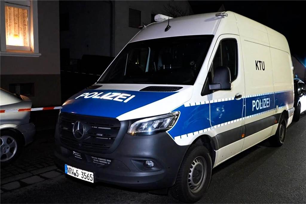 Bilder vom Einsatz der Polizei nach dem mutmaßlichen Tötungsdelikt am 12. Januar an der Straße Hillen im gleichnamigen Stadtteil.