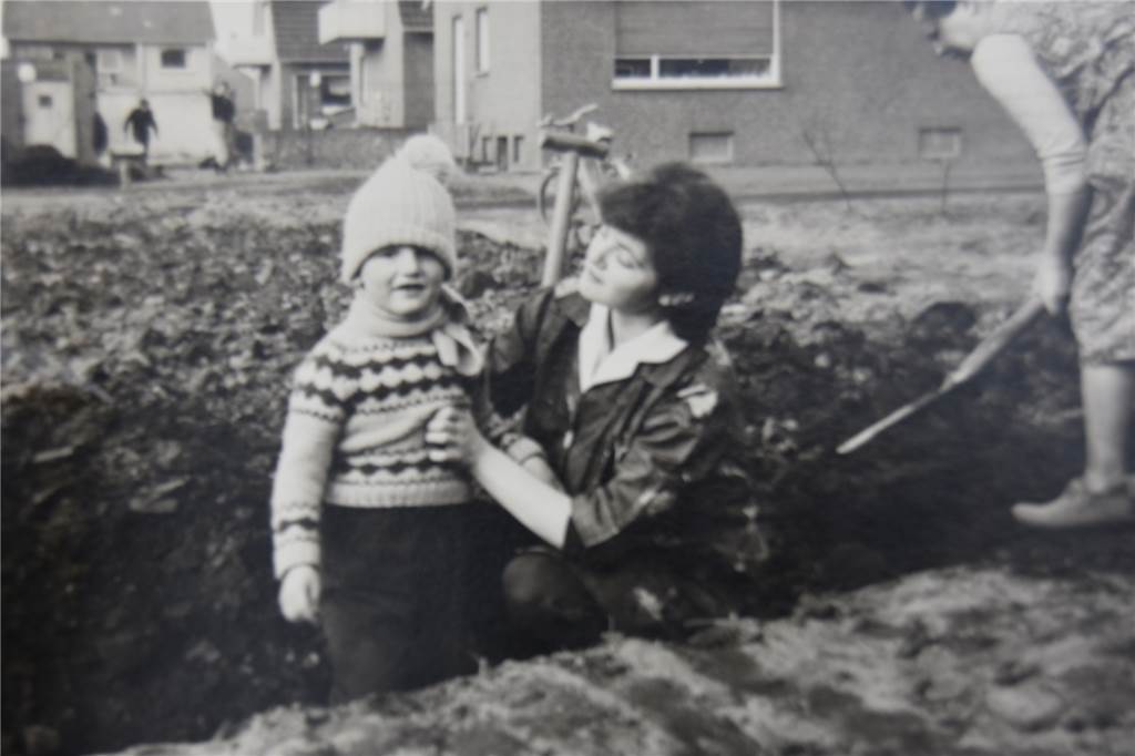 Intime Details und endlose Strände: Meine erste Reise ans Meer Bilder von der Reise an die Nordsee existieren nicht. Das Foto zeigt den Protagonisten der Geschichte mit einer anderen Tante etwa drei Monate vor der Reise bei Gartenarbeiten.