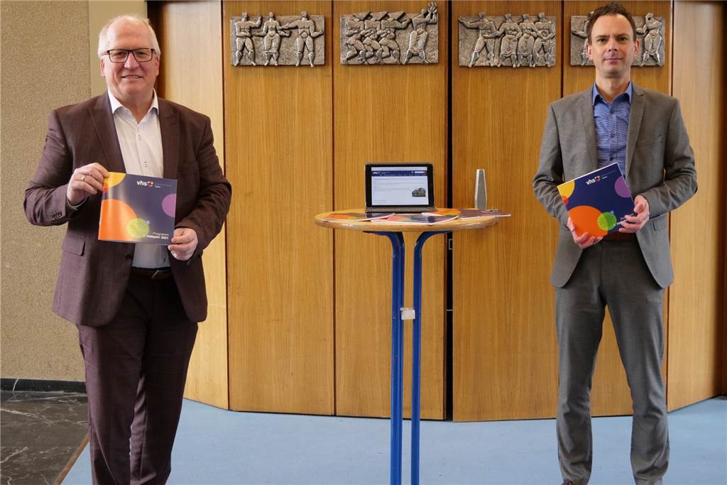 Angebot der VHS Lünen trotz Pandemie: Das sind fünf besondere Kurse Bildungs- und Kulturdezernent Horst Müller-Baß (l.) hat gemeinsam mit VHS-Leiter Rafael Schönhold (r.) das neue Programm der VHS vorgestellt.