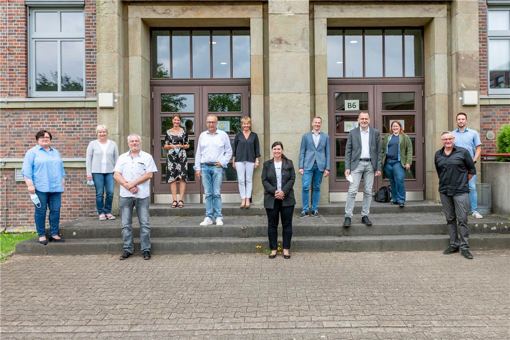 Mangelware Pflegekräfte: Pflegedienste in Lünen bilden weiter aus Bildzeile: Haben die Kooperationsvereinbarung gemeinsam ins Leben gerufen: (o.v.l.) LBK-Schulleiterin Rita Vonnahme, Katrin Peters, Jens Fritsch, Saskia Weitkamp sowie (m.v.l.) Nicoletta Scheidgen, Klaus Wiatrowski, Dirk Kreimeyer, Denis Pestinger Rückert und (u.v.l.) Mirka Fittkau, Thomas Petry, Claudia Bauer und Michael Wopker.