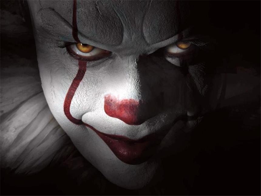 Sind Sie ein echter Stephen-King-Fan? Bill Skarsgard verbreitet als Pennywise Angst und Schrecken.