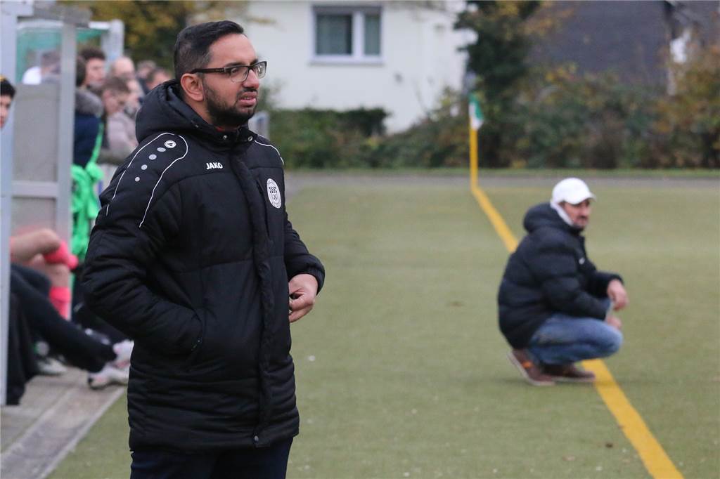 Billmerichs Trainer Flurim Ramaj hätte sich im Match gegen den SuS Oberaden - hinten Birol Dereli - mehr Körperlichkeit von seinen Spielern gewünscht.