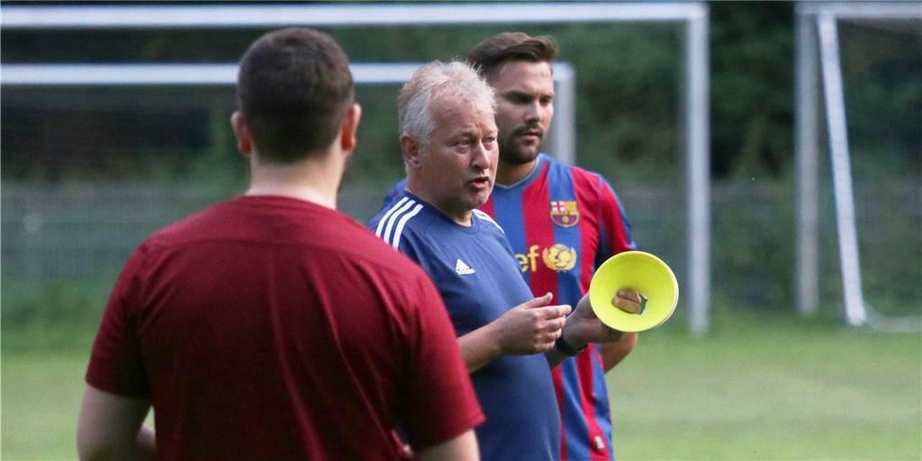 Bock auf Billmerich: Aber aus zwei Neuen macht Trainer Tadday noch ein Geheimnis Billmerichs Trainer Hubert Tadday (Mitte) leitete am Donnerstag die erste Trainingseinheit im Waldstadion.