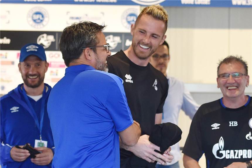 „Bin froh, dass der Wechsel geklappt hat“: David Wagner mit Torwart Ralf Fährmann, hier beim Testspiel Schalke gegen Norwich im Sommer.