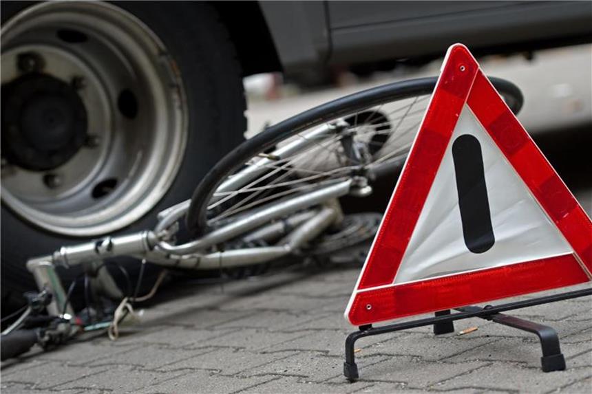 Länder wollen Radfahrer vor abbiegenden Lkw schützen Binnen vier Jahren gab es bundesweit zuletzt 620 Unfälle durch abbiegende Lastwagen mit 40 getöteten Radfahrern. Foto: Arno Burgi