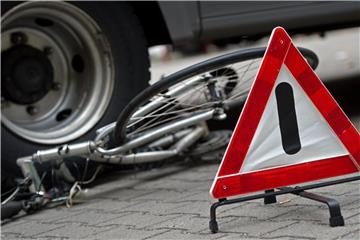 Binnen vier Jahren gab es bundesweit zuletzt 620 Unfälle durch abbiegende Lastwagen mit 40 getöteten Radfahrern. Foto: Arno Burgi