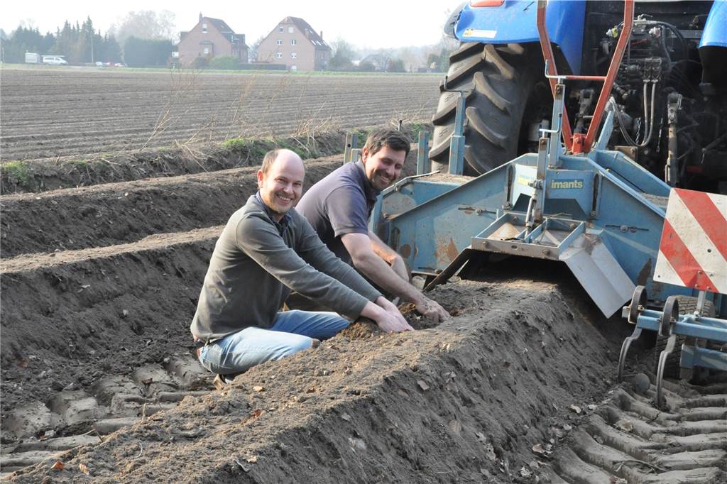 Spargel noch im Winterschlaf: Wie es um Erntehelfer trotz Corona steht Bio-Landwirt Vitus Schulze Wethmar (l.) und ein Mitarbeiter auf den Spargelfeldern. Die Bodenarbeiten werden wohl im März starten.