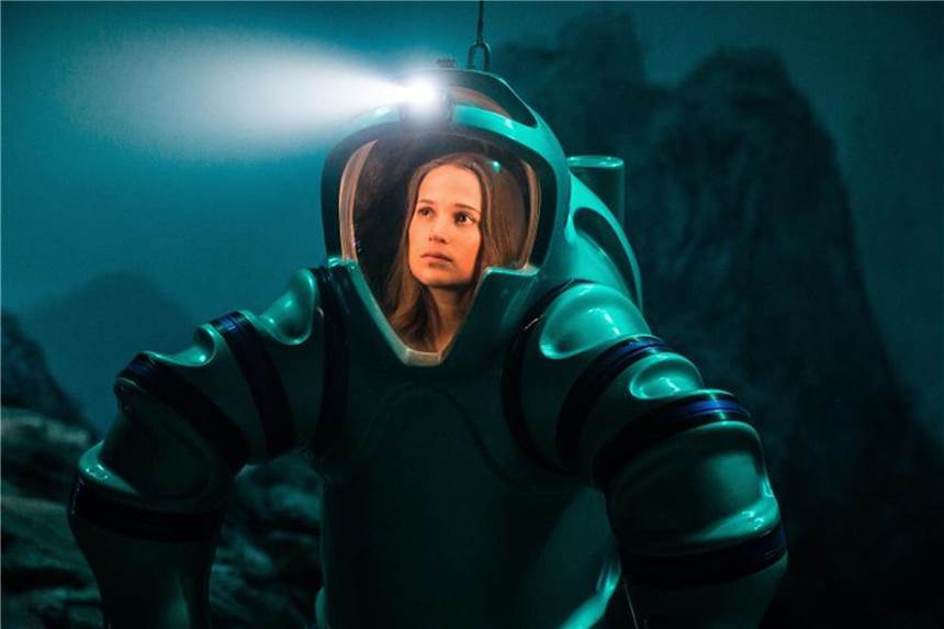 „Grenzenlos“: Neuer Spielfilm vom Wim Wenders Biomathematikerin Danny Flinders (Alicia Vikander) in unerforschten Tiefen. Foto: Warner Bros. Pictures