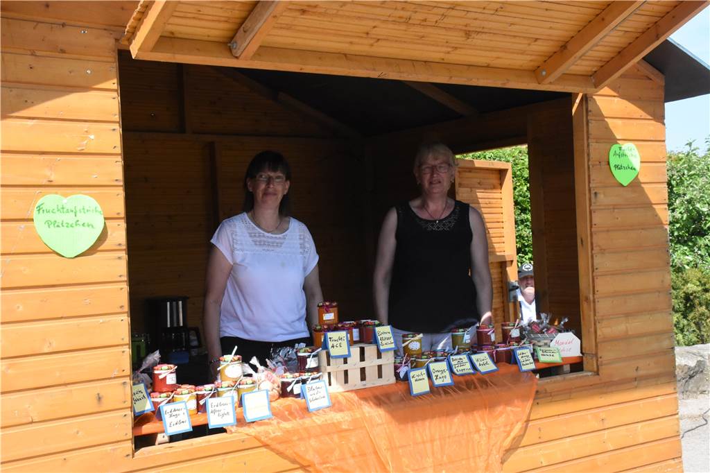 Das Frühlings-Open-Air in Legden: Sonntagsausflug für Groß und Klein Birgit Brinker(49) und Mechthild Naber(53) haben an ihrem Stand beim Frühlings-OpenAir verschiedenste Fruchtaufstriche angeboten.