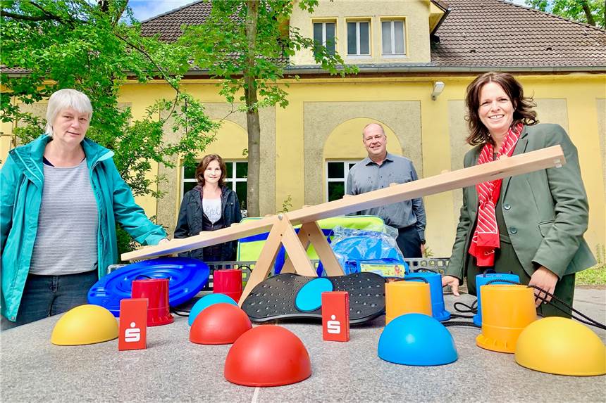 Weil die Turnhalle zu klein ist, gibt’s jetzt Sportgeräte für 2000 Euro Birgit Dördelmann-Wulff (Schulleitung), Stefanie Omlin (stellvertretenden Schulleitung), Rainer Schiffers (Förderverein) und Jeanette Miksch (Sparkasse, v.l.) mit einem Teil der neuen Sportgeräte.
