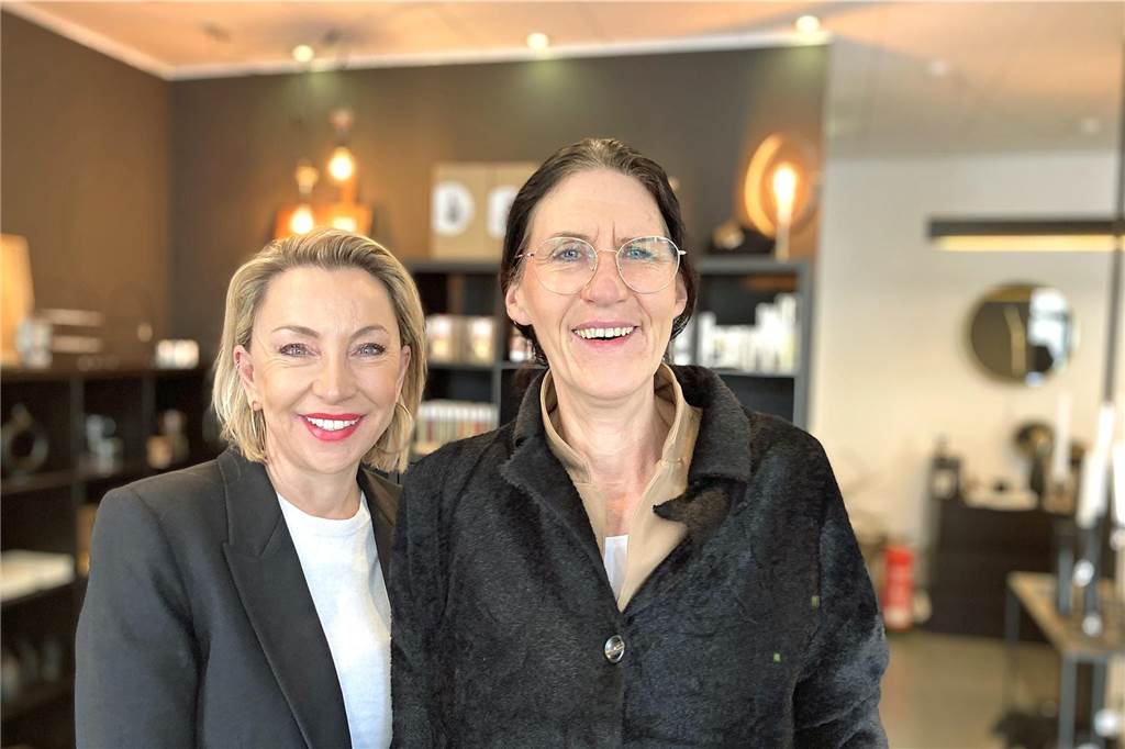 Mit der Visitenkarte durch Kirchhörde: „Ich wollte hier immer einen Laden haben“ Birgit Hesse hat das Geschäft "Art of Living" in Kirchhörde von ihrer Vorgängerin Monika Schöttler übernommen. Die beiden Frauen stehen im Verkaufsraum.