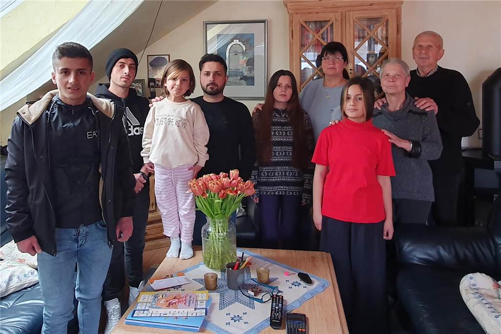 Birgit Homann, die Großeltern Bärbel und Dieter Rogoll und die Geschwister Abbas wohnen allesamt unter einem Dach.