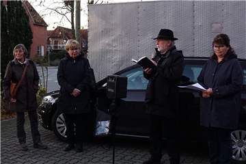 Birgit Homann und Wilfried Voß erinnerten in ihren Ansprachen an die Familie Samson und die Geschehnisse in der Progromnacht.