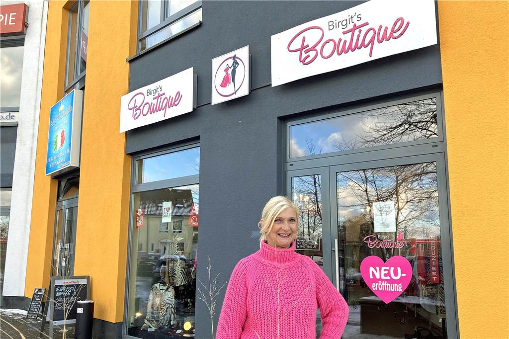 Zwei Frauen, ein Traum: Zweite Boutique in Wellinghofen eröffnet Birgit Klimpel steht vor ihrer Boutique an der Feldbank in Dortmund-Wellinghofen.