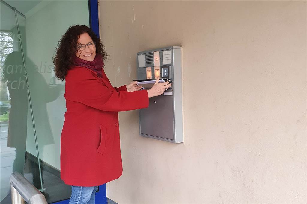Neue Lüner Schulseelsorgerin: „Im Lockdown habe ich viel zu tun“ Birgit Leimbach beim Einwerfen ihrer Bewerbung für die Stelle der Schulseelsorgerin an der Geschwister-Scholl-Gesamtschule.