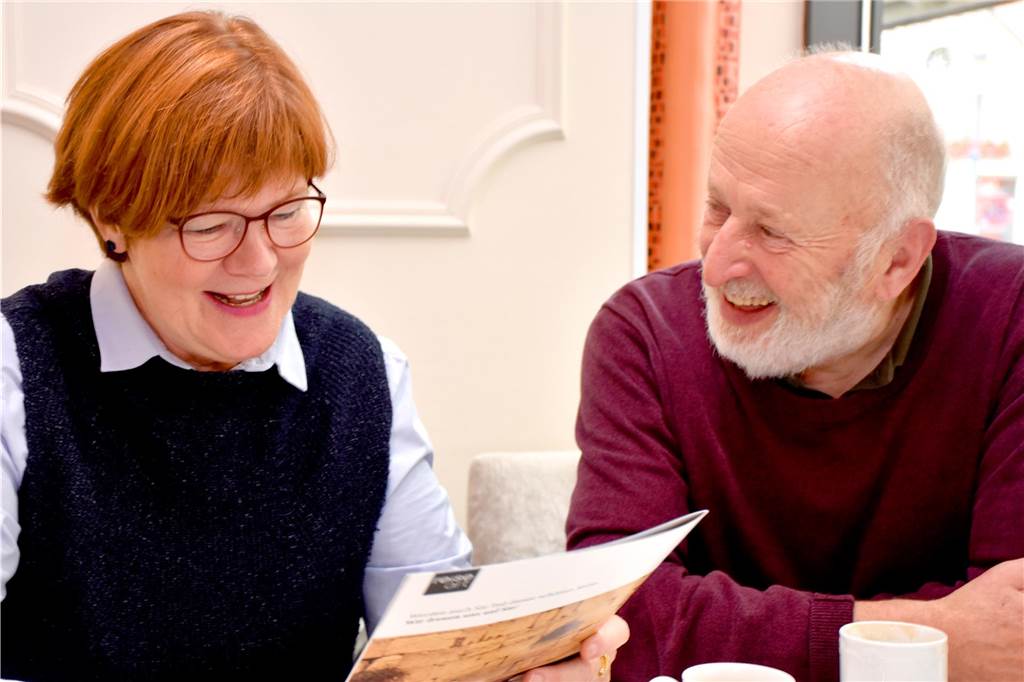 Birgit Levi und Josef Korthues versuchen, den Optimismus zu behalten. Sie planen weiter für die Reise nach Israel im April. Das Interesse sei riesig gewesen. Aber natürlich könne die Reise nur stattfinden, wenn die Bedingungen absolut sicher sind. Der Krieg, der dort seit Samstag tobt, macht beide sprachlos.