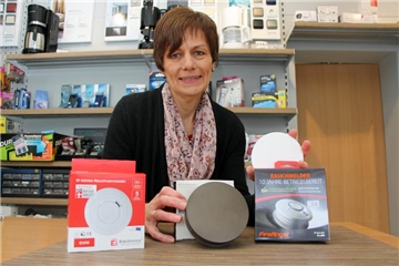 Birgit Ribhegge vom gleichnamigen Elektrobetrieb präsentiert verschiedene Rauchmelder. Am Dienstag ist eine Lieferung gekommen.