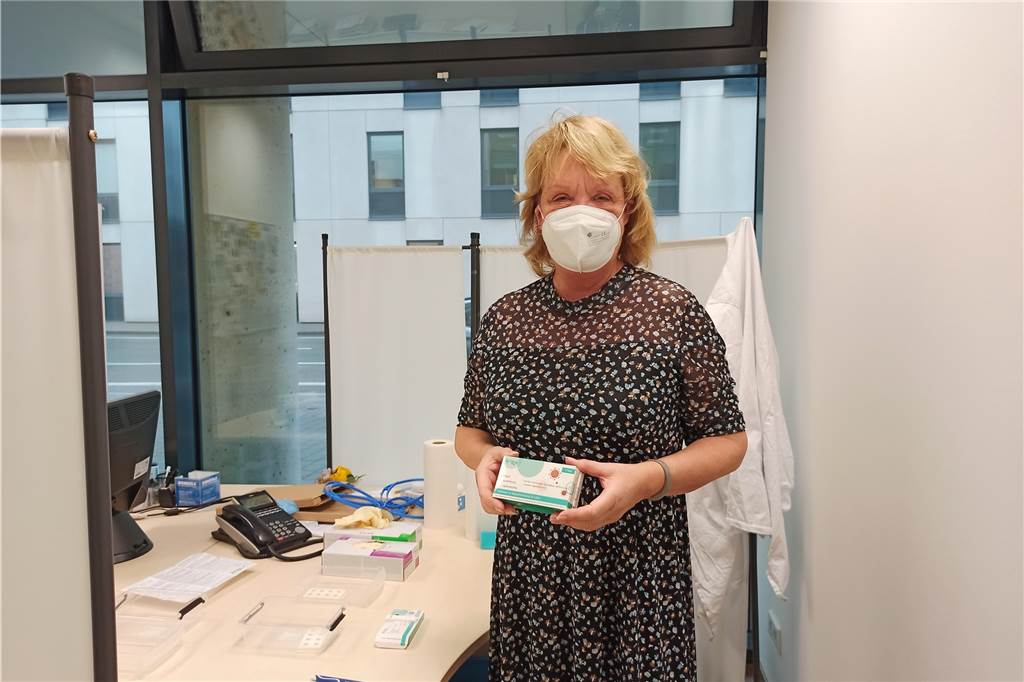 Lüner Pflegedienst-Chef: Produzieren künstlich zweiten Pflegenotstand Birgit Rückert in dem Raum des Pflegedienstes, der speziell als Testraum eingerichtet worden ist.