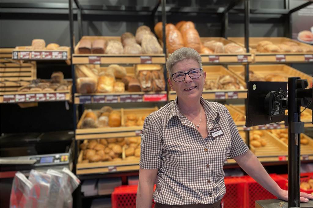 Bäckereien spüren den Personalmangel nicht alle gleich Birgitt Wohlfart steht vor der Backwarenauslage der Bäckerei Malzers in der Castroper Innenstadt.