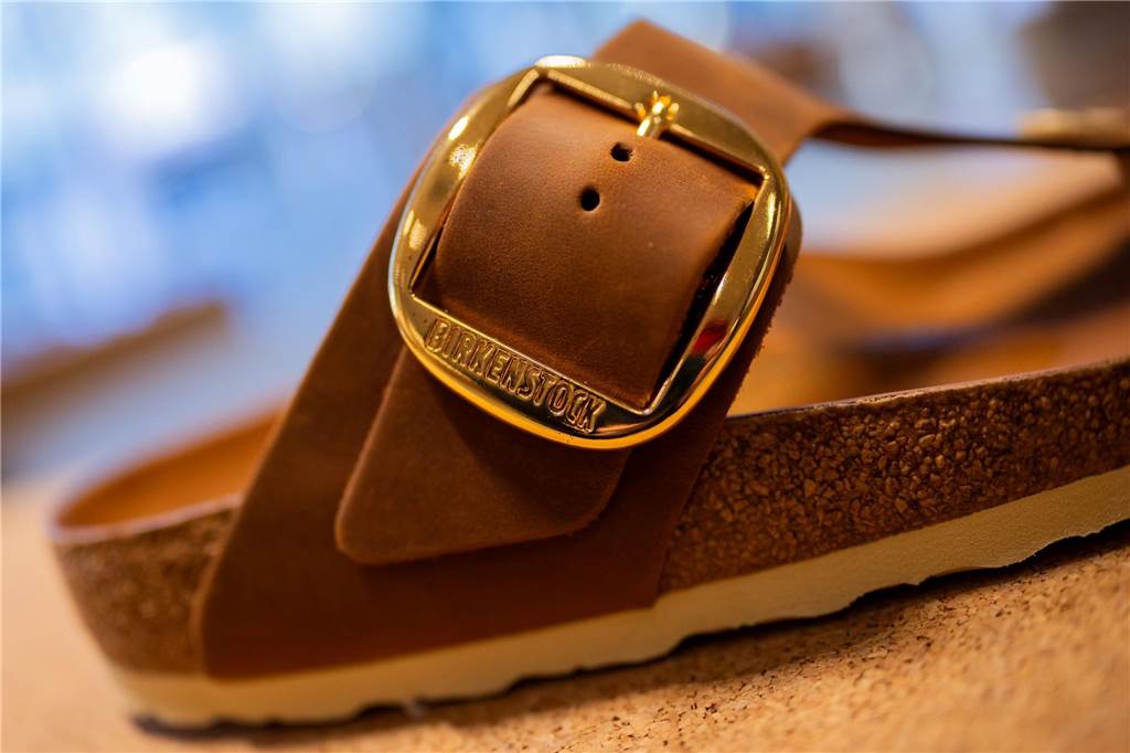 Birkenstock-Sandalen bekommen keinen Urheberrechtsschutz: Entscheidung des Bundesgerichtshofes Ein Schuh von Birkenstock stehen in einer Filiale des Unternehmens.