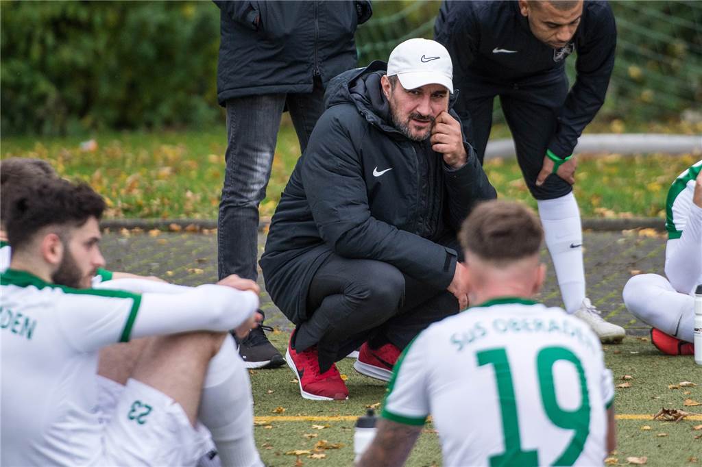 SuS Oberaden vor dem Vorstands-Umbruch: „Es gibt Dinge, die wichtiger sind als Fußball“ Birol Dereli umgeben von seinen sitzenden Spielern.