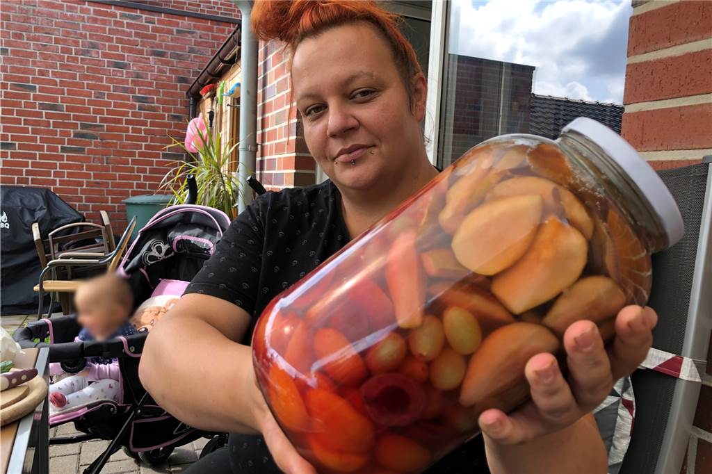 Stephanie Grassedonio will Stadtlohner zu Lebensmittelrettern machen Birnen, Äpfel, Trauben: Jana Melzer hat gerettetes Obst eingeweckt.