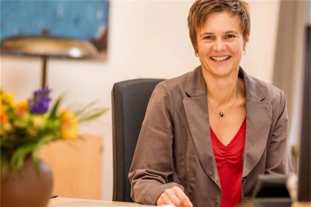 Birte Güting sitzt an ihrem Schreibtisch.