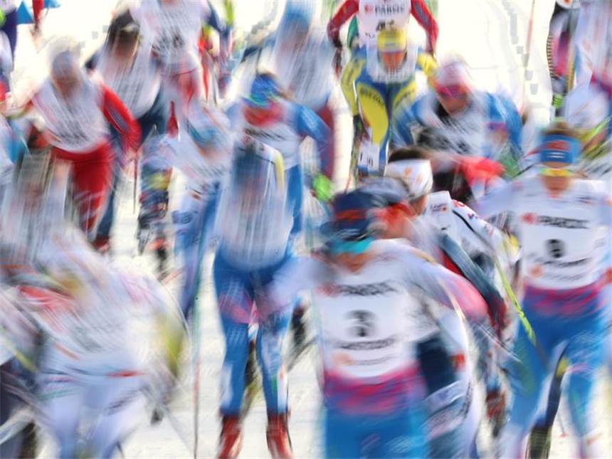 Einzelstart-Wettkämpfe im Skilanglauf kommen aus der Mode Bis 2003 wurde ausschließlich mit Einzelstart gelaufen. Erst bei den Weltmeisterschaften in Val di Fiemme gab es Massenstart-Wettkämpfe. Foto: Karl-Josef Hildenbrand