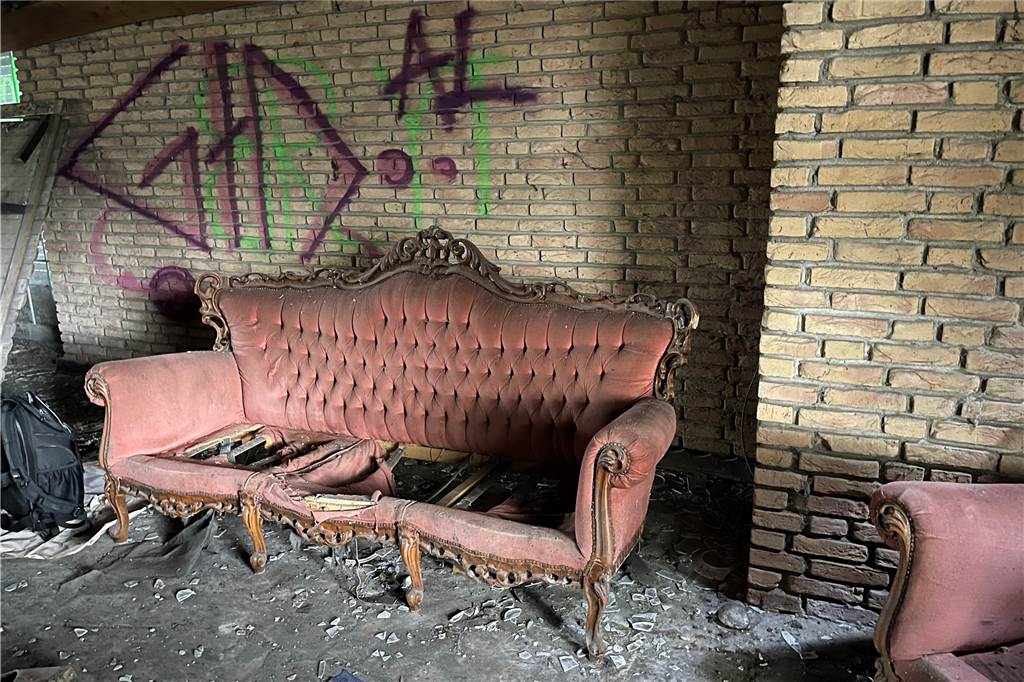Straßenbauarbeiten am Haus Füchteln: Pleite der Baufirma sorgt für Verzögerung Bis 2021, vor dem Start des Umbaus, war das Haus Füchteln ein beliebter Lost Place in der Szene.
